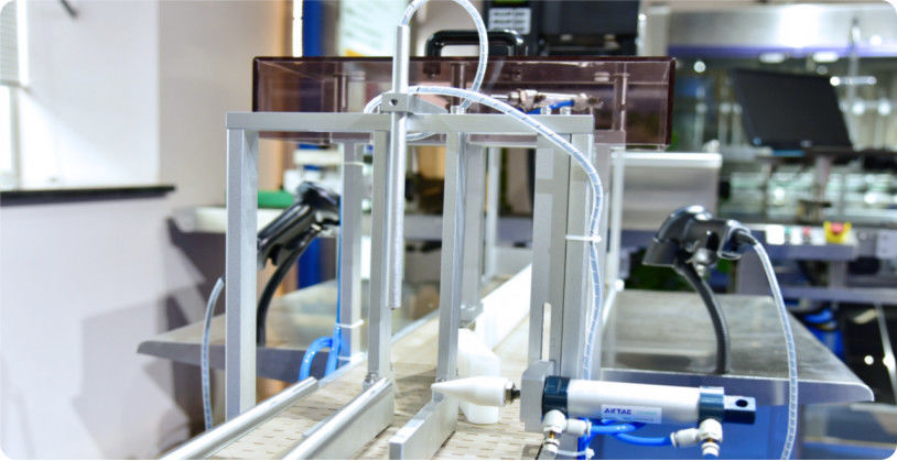 Máy chiết rót hóa chất tự động bao gồm Hệ thống điều khiển PLC và Nhiều vòi chiết rót cho các hoạt động chiết rót