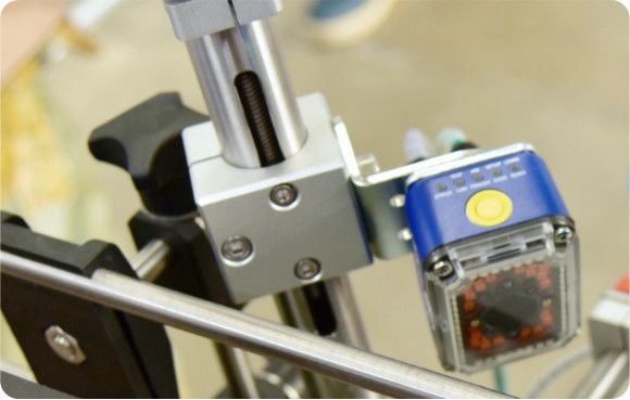 Thiết bị chiết rót chất lỏng tự động với độ chính xác cao, có khả năng xử lý nhiều loại chất lỏng khác nhau để đóng gói