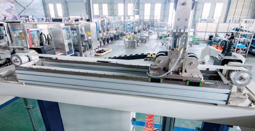 Máy đóng gói hộp hoàn toàn tự động với bộ chuyển đổi tần số màn hình cảm ứng và hệ thống tự động để đóng gói chai