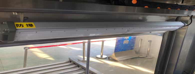 Máy chiết rót thuốc trừ sâu có định vị thị giác giúp chiết rót và đóng nắp chính xác cho nhiều loại bình chứa chất lỏng